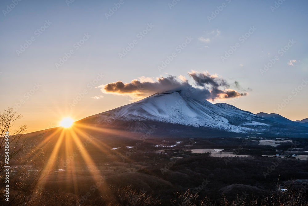 浅間山に沈む太陽