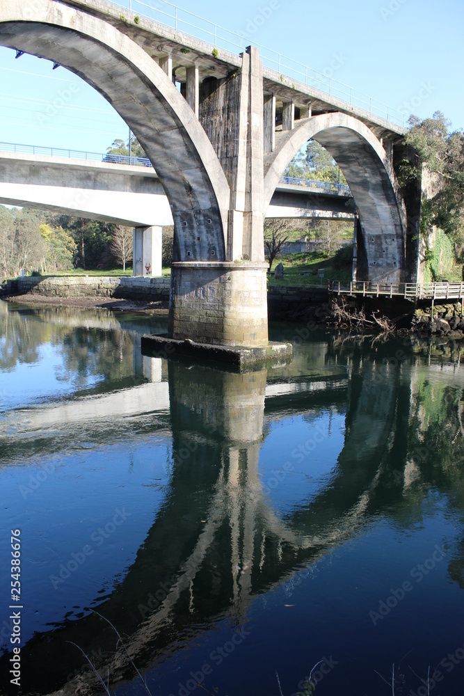 Fototapeta premium El puente del ferrocarril en Pontevedra