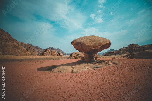 Photo d'un rocher à la forme de champignon, wadi rum, jordanie - Magic Mushroom