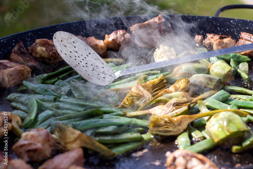 Paella de carne y verduras