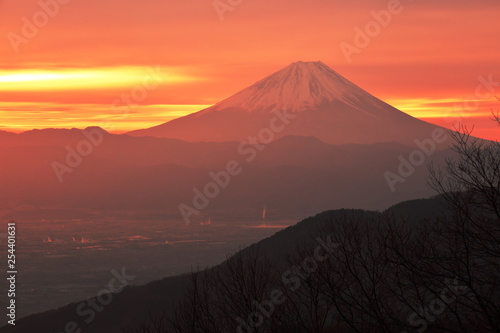朝焼けに染まる富士山（韮崎市・荒倉山からの眺望）