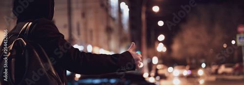 Foto close up person hand hitch-hiking and waiting for a car stand on a highway in th