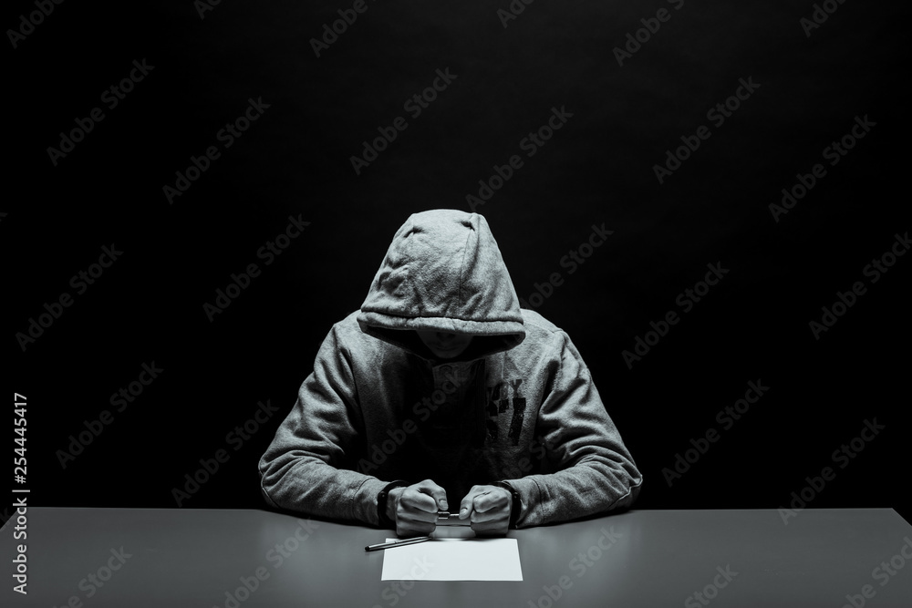 Ταπετσαρία Hands of the criminal in handcuffs write a handle on paper