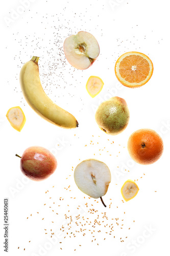 Dieta owocowa. Pomarańcza, gruszka jabłko, banan nasiona chia i siemię lniane na białym tle