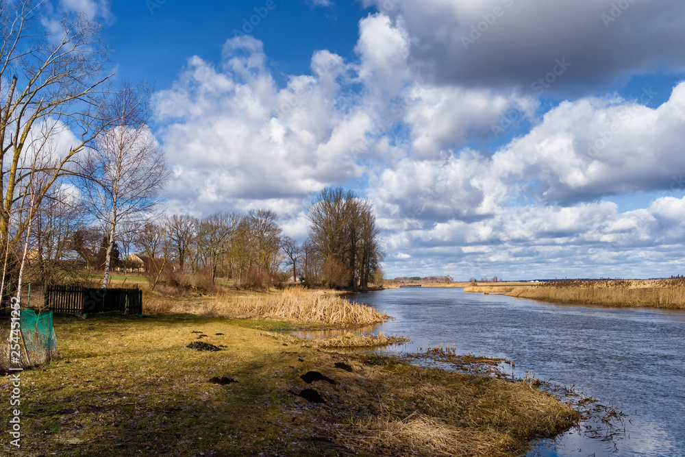 Rzeka Supraśl i Narew. Złotoria nad Narwią. Wiosna w dolinie Narwi i Supraśli. Podlasie, Polska Rzeka Supraśl i Narew. Złotoria nad Narwią. Wiosna w dolinie Narwi i Supraśli. Podlasie, Polska