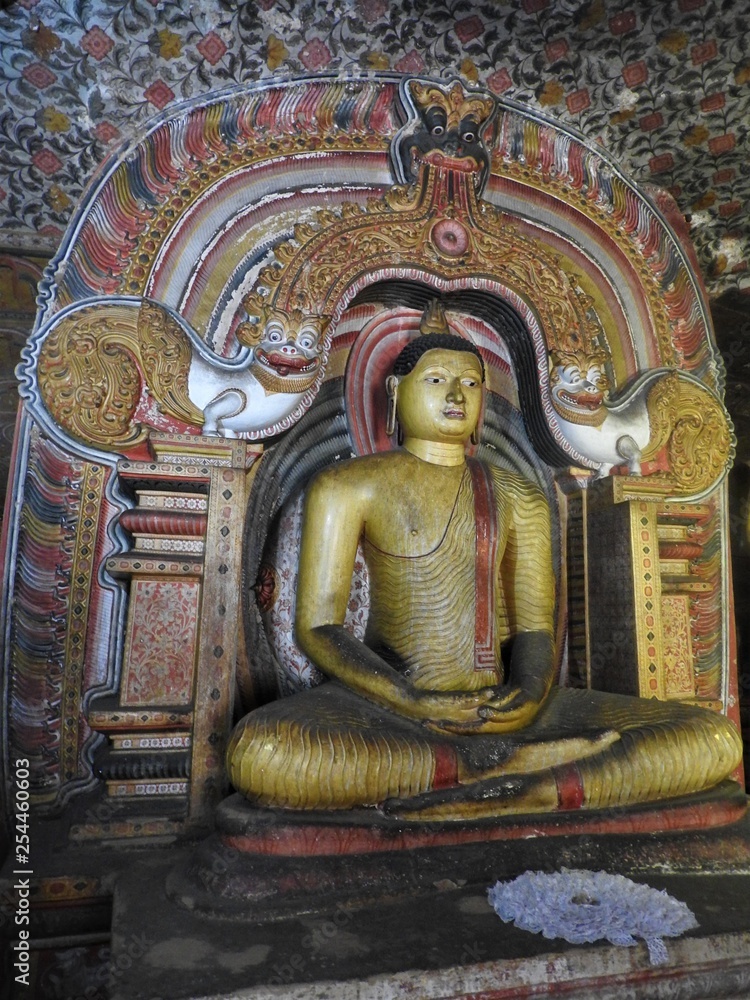 Fototapeta premium The golden temple of Dambulla is world heritage site and has a total of a total of 153 Buddha statues, three statues of Sri Lankan kings and four statues of gods and goddesses.