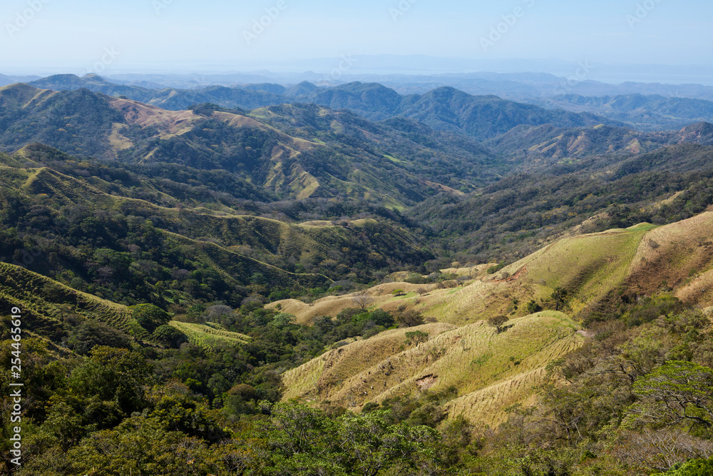 Naklejka premium Awesome panoramic view of Monteverde hill, Costa Rica