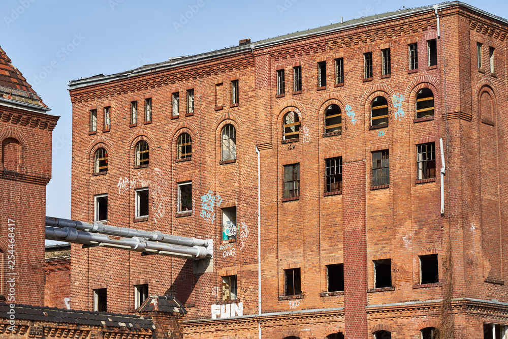 Berlin-Schöneweide - Denkmalschutz einer alten Brauerei und der Zerfall der alten roten Backsteingebäude