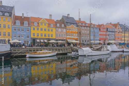 Fototapeta Naklejka Na Ścianę i Meble -  The colorful row of buildings along the waterfront at the Nyhavn district in Copenhagen