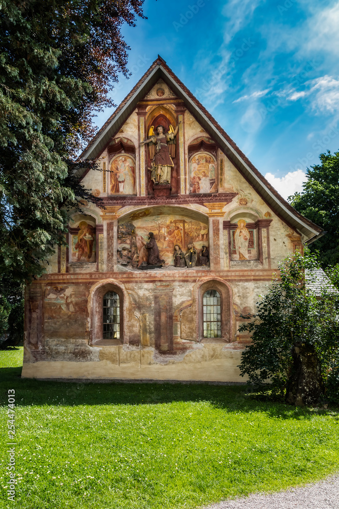 Seelenkapelle bei der Kirche St. Johannes Baptist in Oberstdorf im Allgäu Hochformat