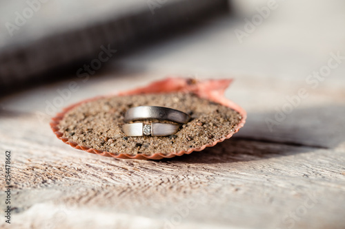 Hochzeit - Eheringe in Sand in Muschel