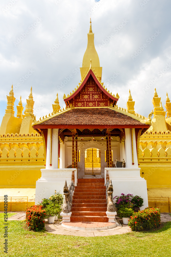 Fototapeta premium Pha That Luang temple. Golden stupa. Vientiane. Laos.