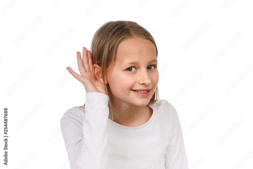 Junges Mädchen hält eine Hnad an ihr Ohr, um besser zu hören Junges Mädchen hält eine Hnad an ihr Ohr, um besser zu hören