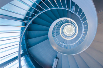 Fotobehang Trappen Blauwe wenteltrap van bovenaf  © thejokercze