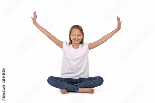 Weiblicher Teenager sitzt aauf dem Boden und freut sich © Joerch