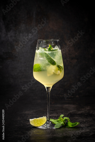 Hugo prosecco with ice and lime