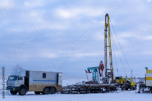 фотографія Wireline equipment hanging from top drive ready to be lowered downhole for logging