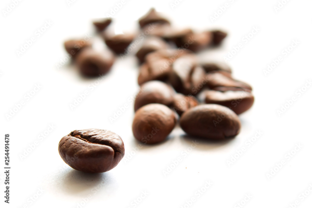 Naklejka premium coffee beans isolated on white background closeup