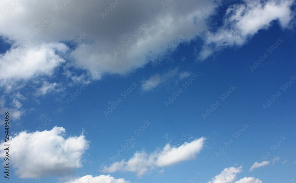 Obraz premium Blue blue sky with white fluffy clouds.