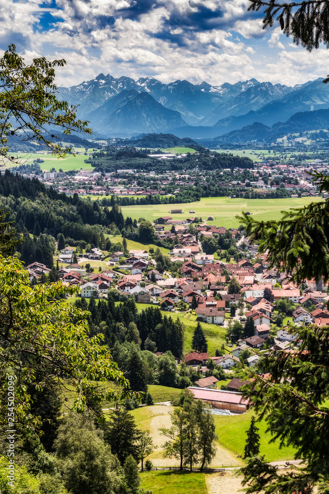 Blick vom Weinberg bei Burgberg im Allgäu Richtung Sonthofen und Alpen Hochformat 