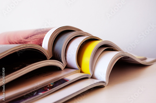 Foto Stack of open magazines