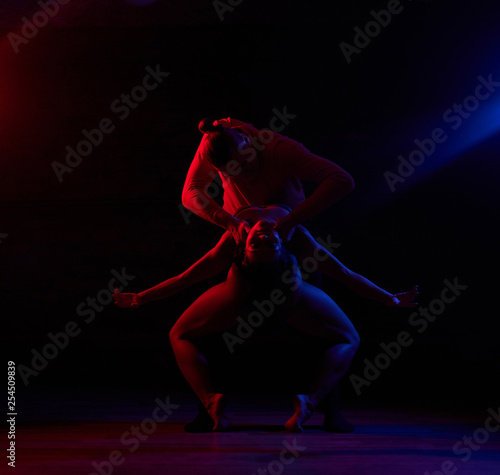 Fotografía Young attractive couple dancing on the dance floor in a night club