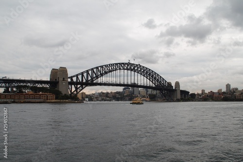 Typical view of the Sydney harbour bridge © Patrick