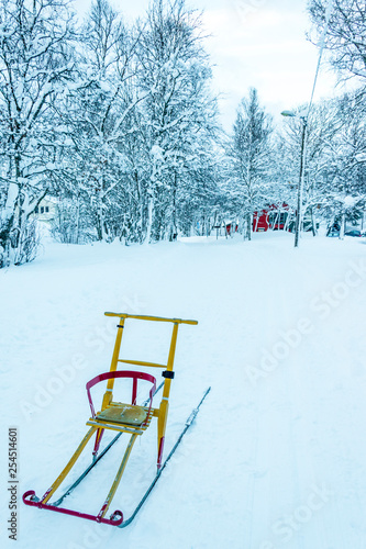 Une luge dans la neige à Tromso en Norvège du nord (Scandivanie)