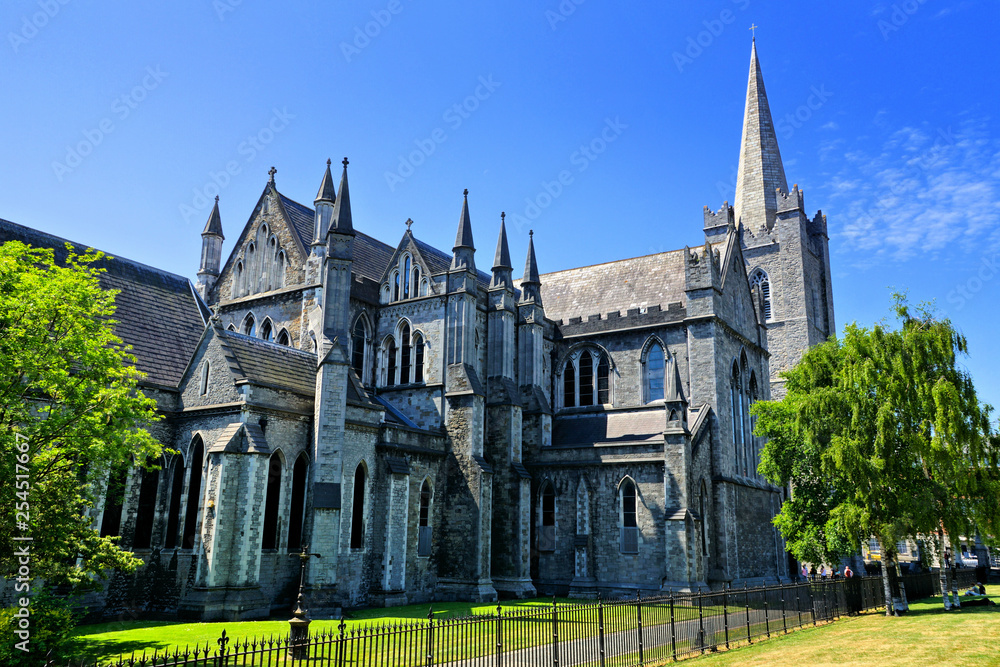 Naklejka premium Widok na zabytkową katedrę św. Patryka w Dublinie w Irlandii