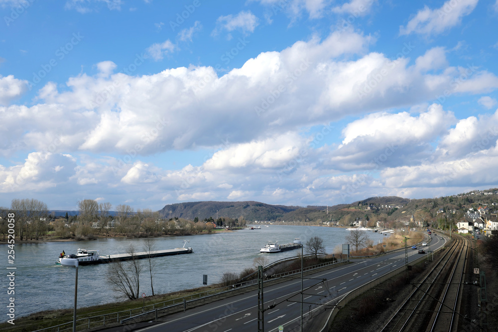 Binnenschifffahrt auf dem Rhein bei Linz - Stockfoto