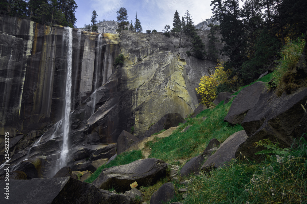 Fototapeta premium Vernal falls along the Mist Trail in Yosemite National Park in autumn