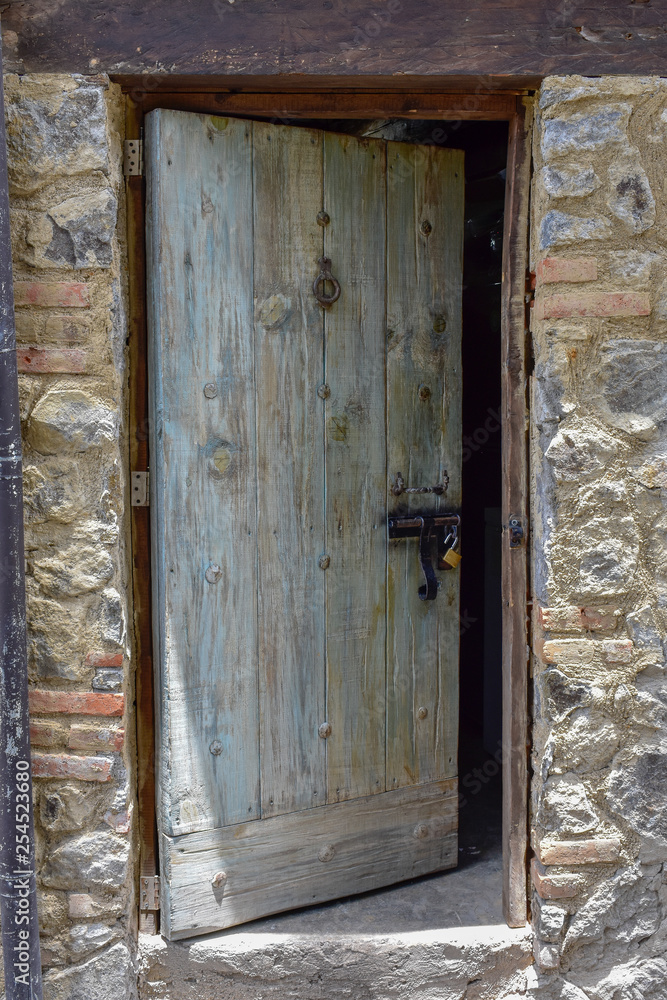 Puerta entreabierta Stock Photo | Adobe Stock