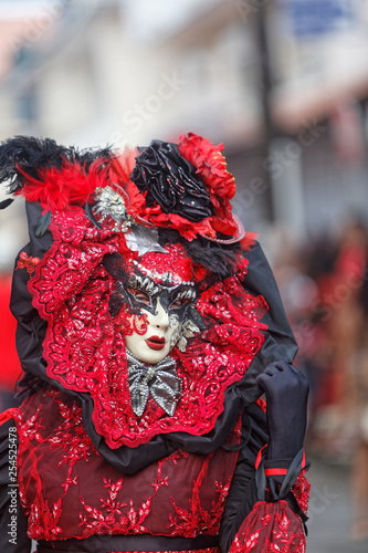 Belle touloulou en rouge et noir le mardi gras du carnaval de Cayenne en Guyane française