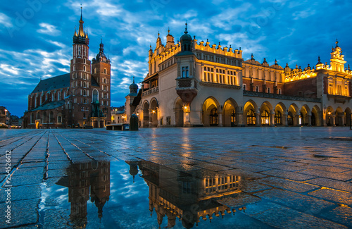 Splendida veduta della piazza del mercato di Cracovia durante un'alba piovosa photo