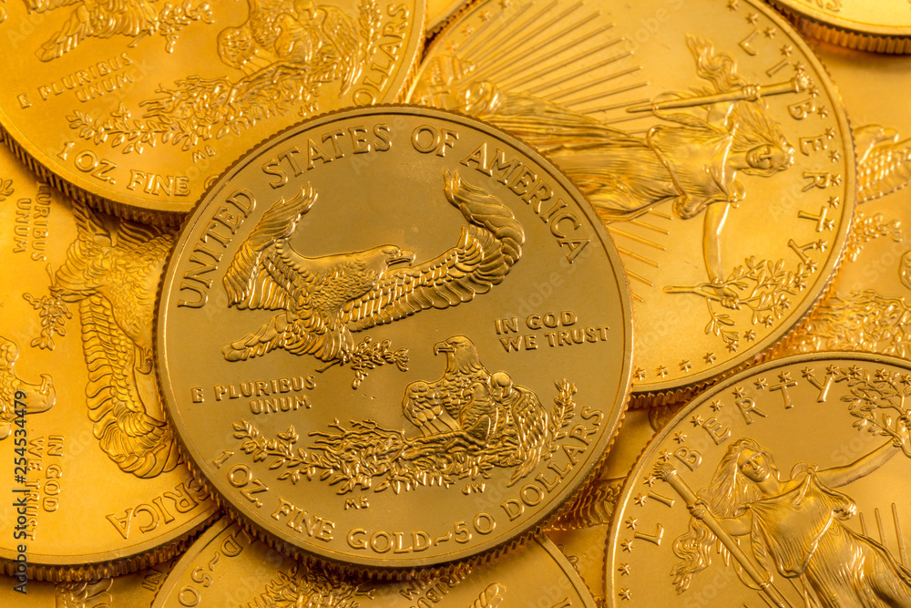 Foto De Pile Of Golden Coins With Gold Eagle On US Treasury Issue One foto-de-pile-of-golden-coins-with-gold-eagle-on-us-treasury-issue-one