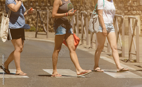 Frauen laufen über Zebrastreifen coral