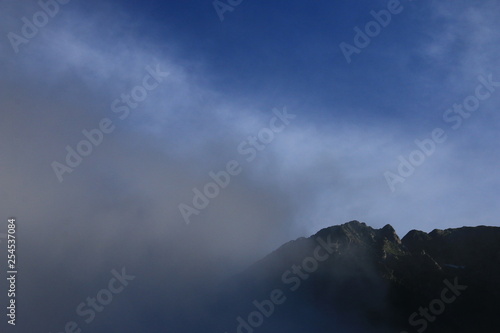 北アルプス 神々しい上高地の朝の風景 雲に煙る穂高連峰と明神岳
