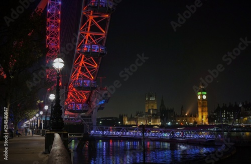 London eye por la noche con el Big Ben photo