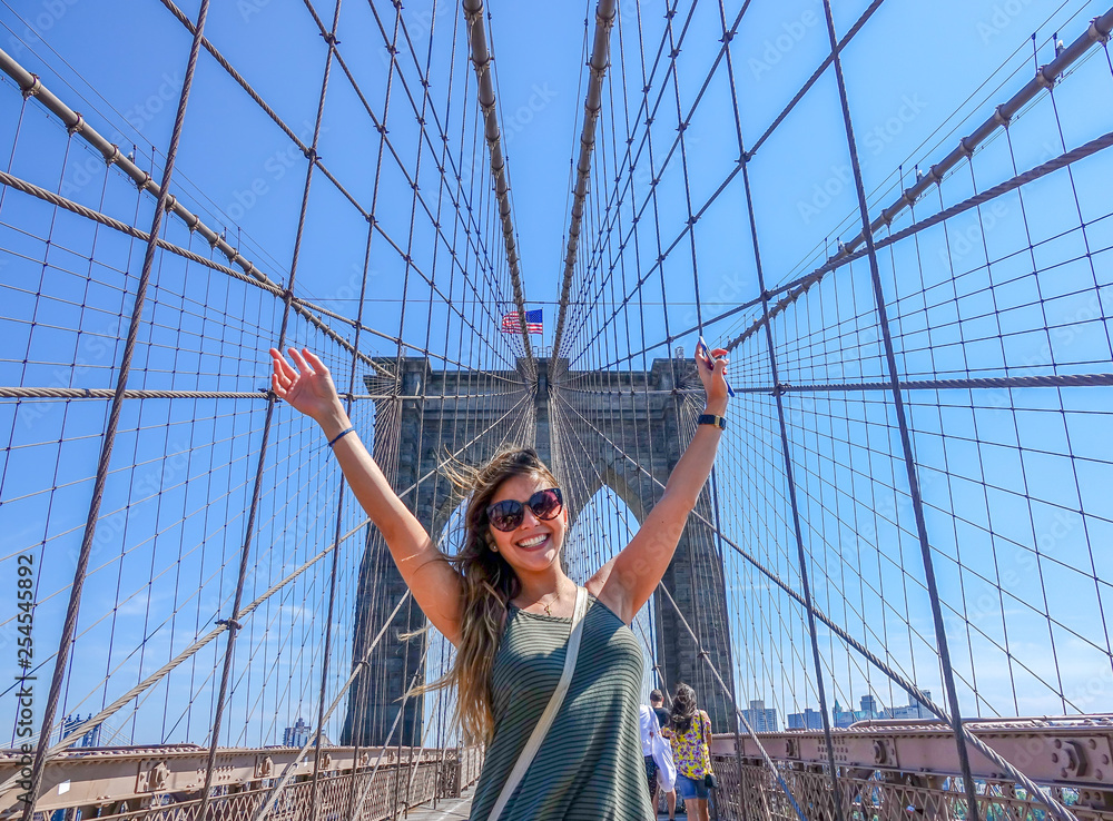 Happy Girl at the Brooklyn Bridge, New York - obrazy, fototapety, plakaty 