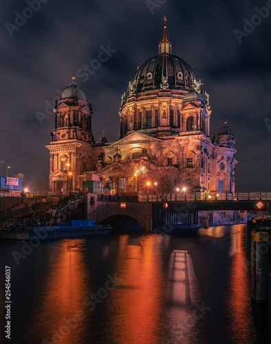 Der Berliner Dom bei Nacht