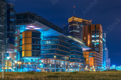 Schilderij op canvas Moderne Architektur in Berlin am Potsdamerplatz bei Nacht