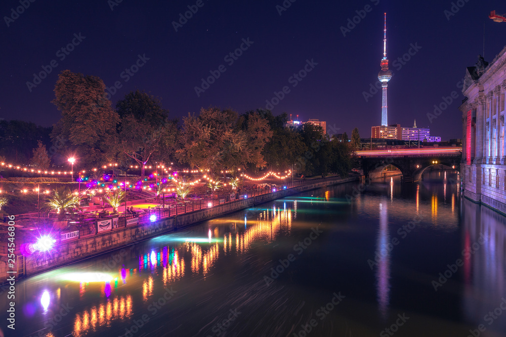 Stimmungsvolle Lichter bei Nacht in Berlin an der Spree