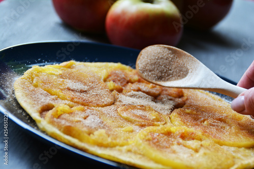 Apfelpfannkuchen mit Zimt und Zucker	