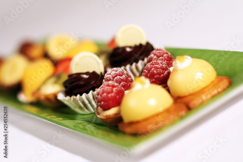 Wallpaper Mural Pastelitos en Bandeja verde Torontodigital.ca