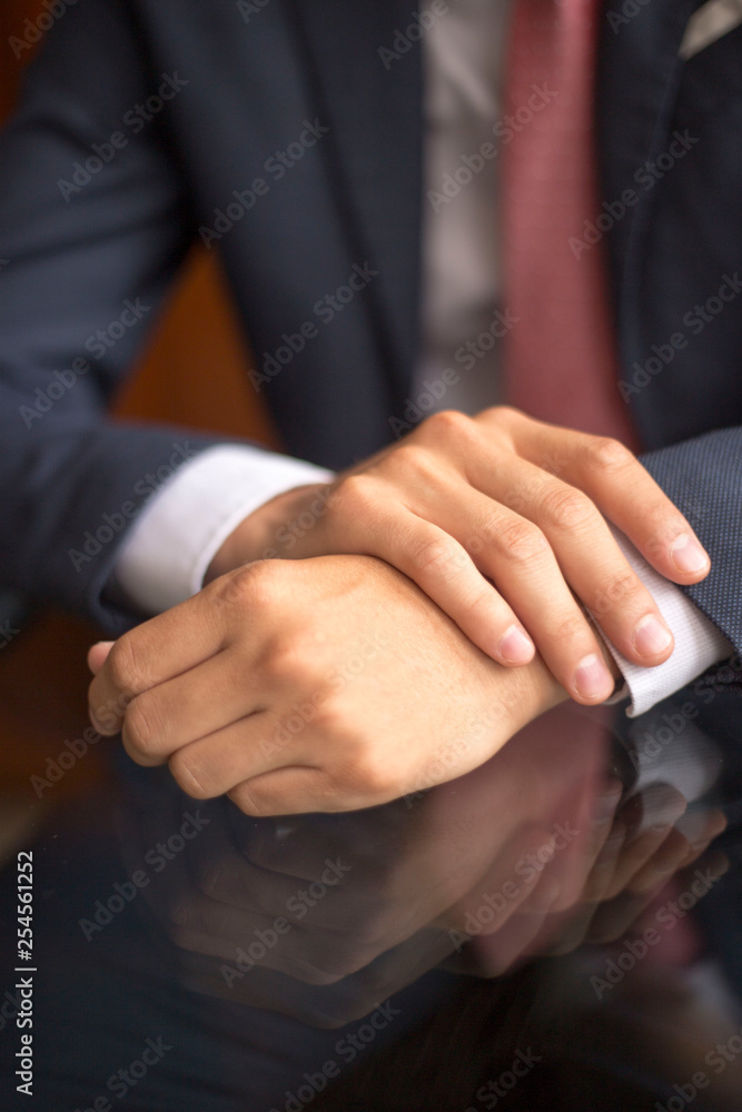 Obraz premium manos con traje