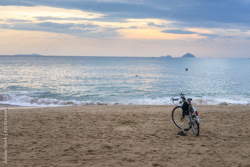 Obraz premium bikes parked in the sand dune along the beach on a bright sunny summer day at sunset