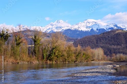 L'Isère et vue sur Belledonne enneigée-2 © indorienta
