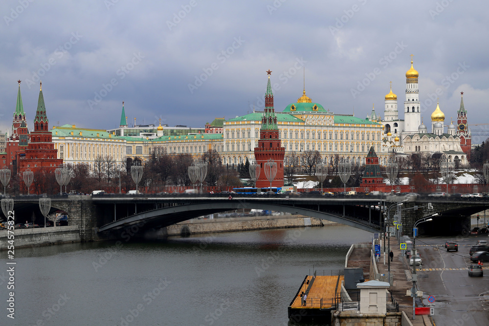 Photo of the beautiful landscape of the Moscow Kremlin with a bridge and a river