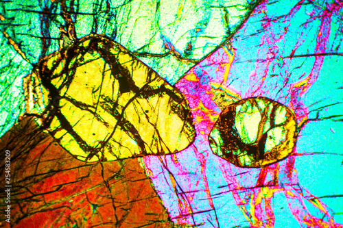 Foto Abstract micrograph of olivine pyroxenite viewed with a polarizing microscope