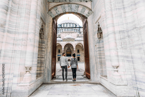 Canvas Print Traveling couple near the mosque